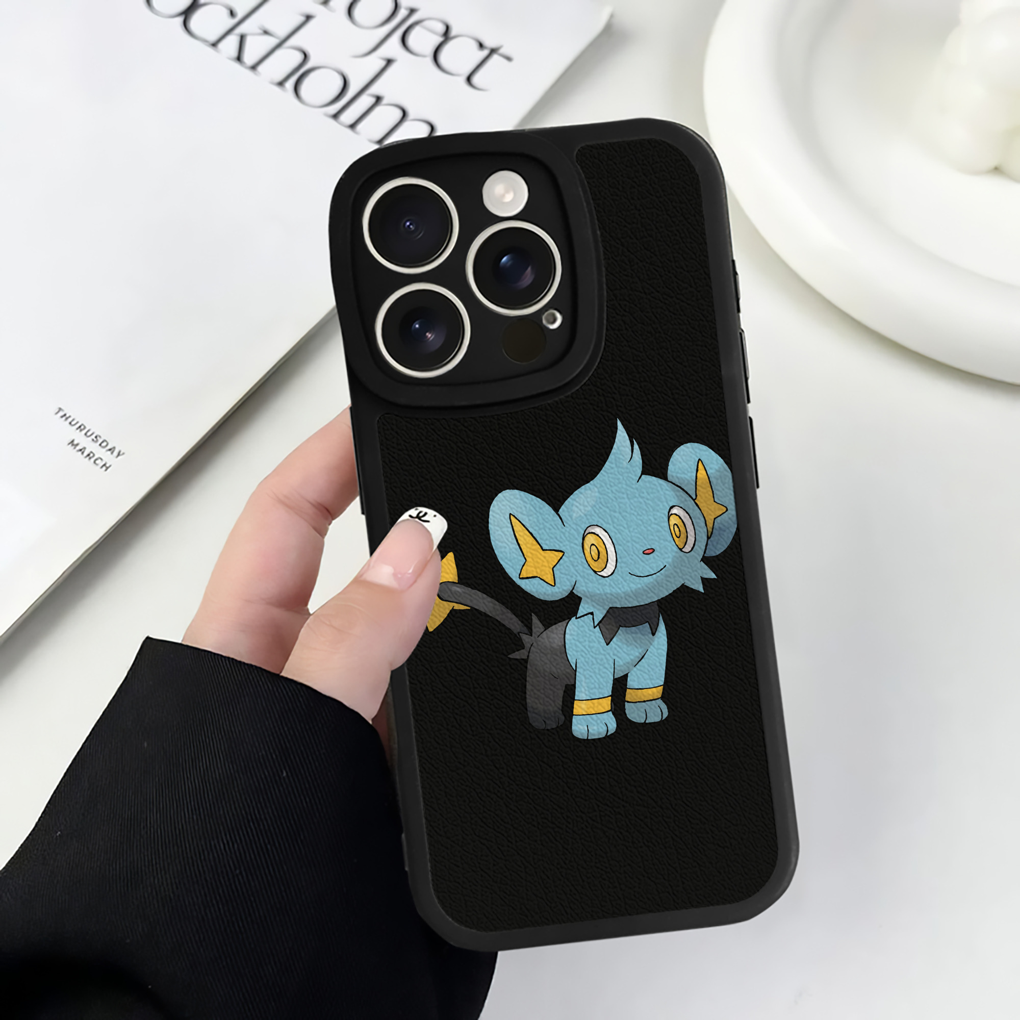 （画像用） ポケットモンスター Pokémon 【iPhone 16シリーズ対応】シリコンスマホケース（レザー調） 材質：シリコン